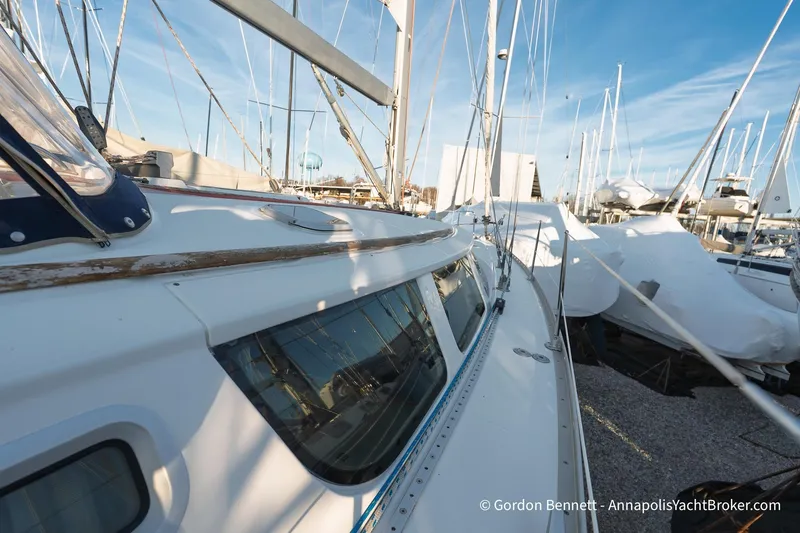 Slide: The Image of 2004 Jeanneau Sun Odyssey 43 DS sailboat in marina, side view with clear sky. - 14