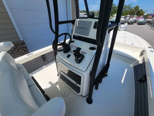 Slide: The Image of Pathfinder 2500 Hybrid 2025 - 18