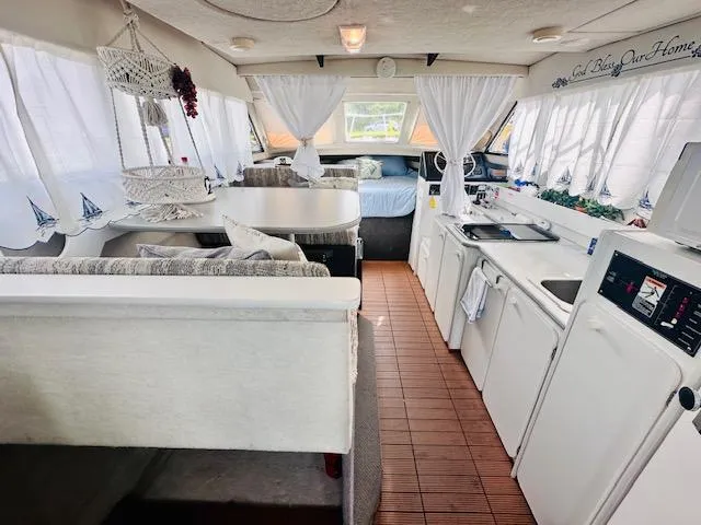 Slide: The Image of Interior of a 1994 Bayliner 2858 Ciera Command Bridge yacht. - 15