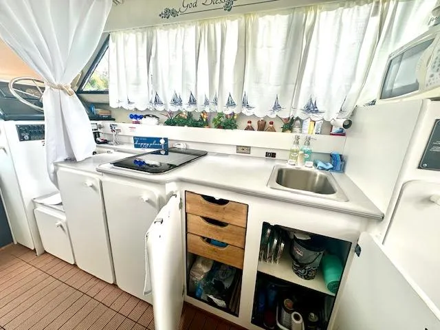 Slide: The Image of Kitchen area of 1994 Bayliner 2858 Ciera Command Bridge. - 21