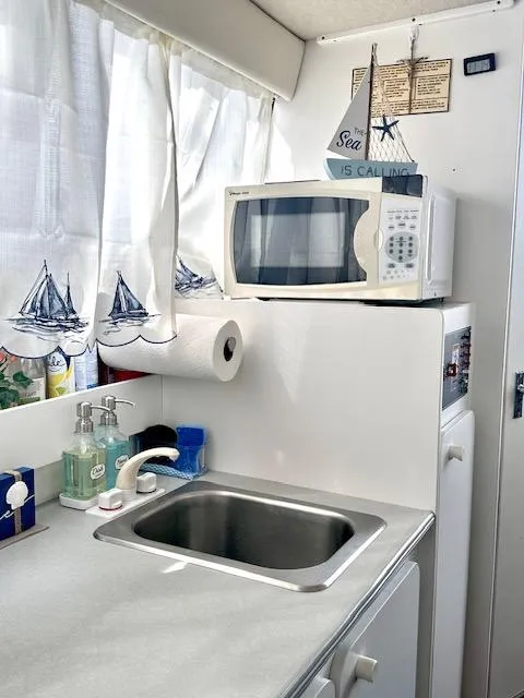 Slide: The Image of Galley area of 1994 Bayliner 2858 Ciera Command Bridge. - 24