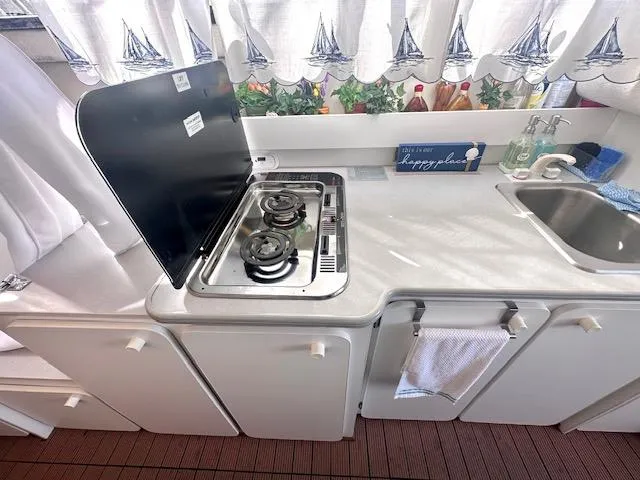 Slide: The Image of 1994 Bayliner 2858 Ciera Command Bridge kitchen area. - 25