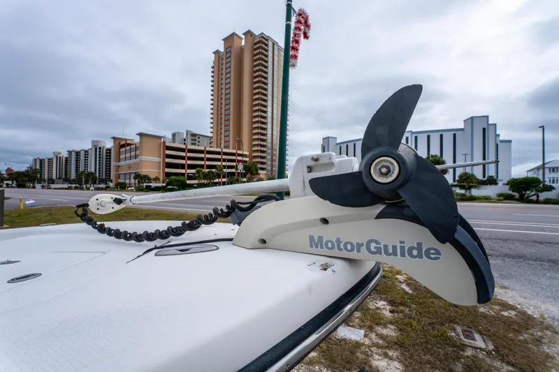 Slide: The Image of Trolling motor on BlackJack 224 boat, 2005 model, with cityscape background. - 23