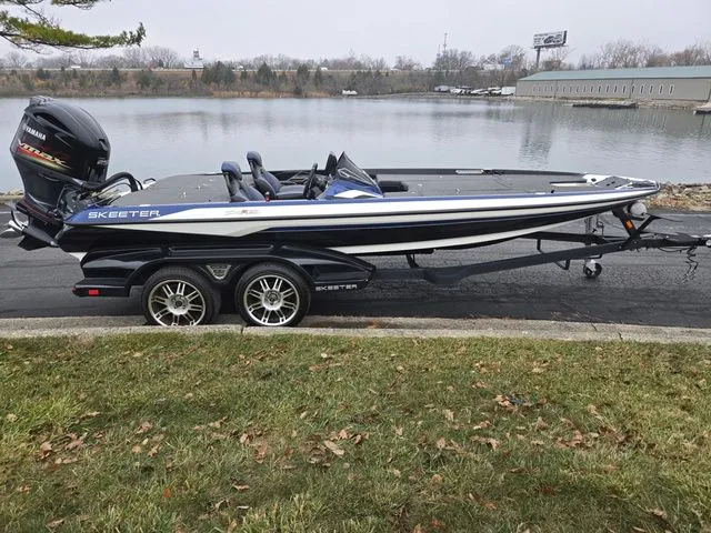 Slide: The Image of Skeeter FXR20 2021 - 10