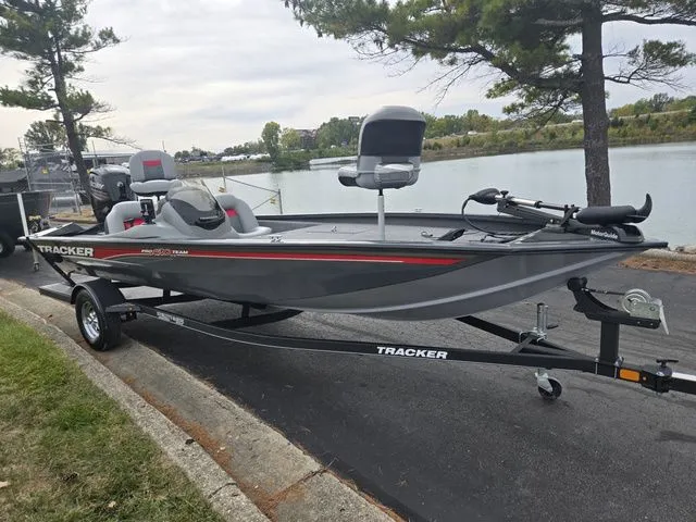 Slide: The Image of Tracker Pro Team 190 TX 2017 - 10