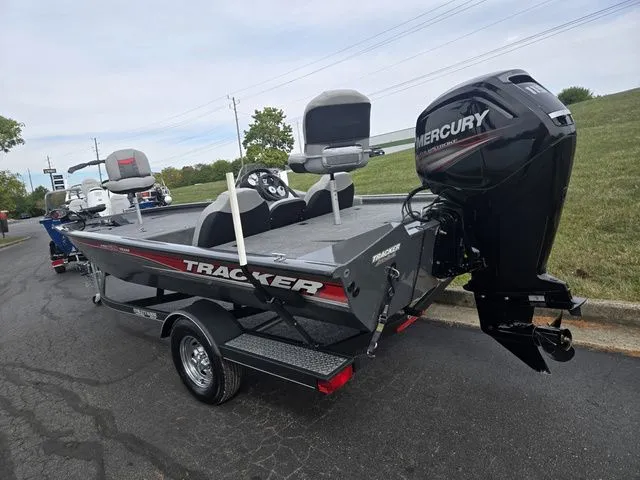 Slide: The Image of Tracker Pro Team 190 TX 2017 - 4