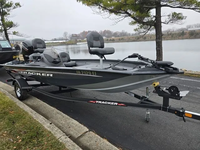 Slide: The Image of Tracker Pro Team 175 TF 2022 - 10