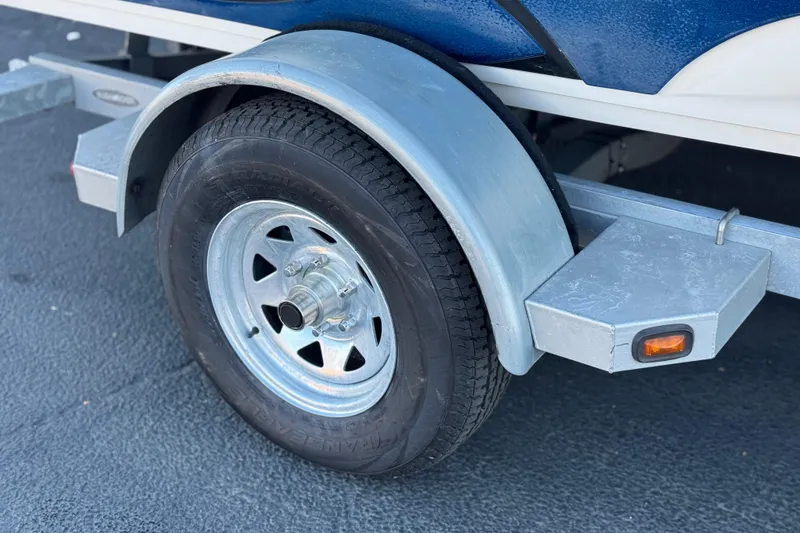 Slide: The Image of Trailer wheel of a 2015 Nitro Z-7 boat, featuring a sturdy metal fender. - 21