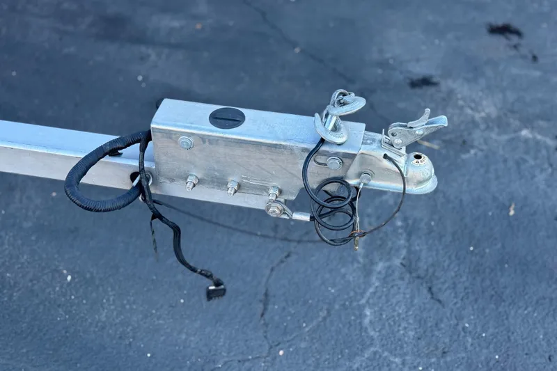 Slide: The Image of Trailer hitch of a 2015 Nitro Z-7 on asphalt surface. - 22