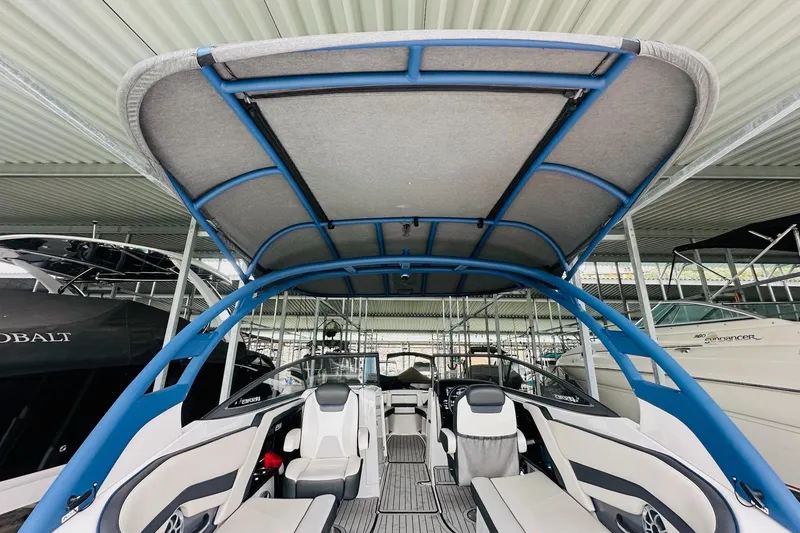 Slide: The Image of 2020 Yamaha Boats 242SE interior view, showcasing spacious seating and sleek design. - 15