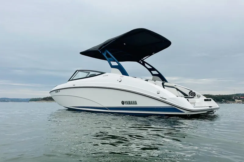 Slide: The Image of 2020 Yamaha Boats 242SE with swim platform and table, docked at marina. - 22
