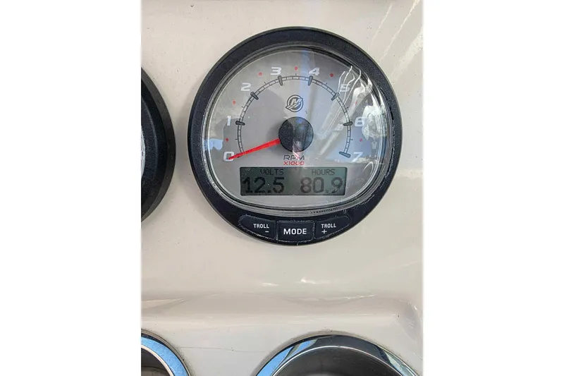 Slide: The Image of Gauge display on 2021 Boston Whaler 240 Vantage showing 12.5 volts and 80.9 hours. - 44