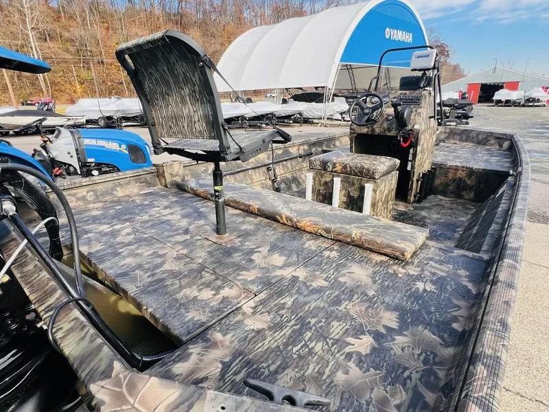 Slide: The Image of Crestliner Retriever FCC 1870 2025 - 10