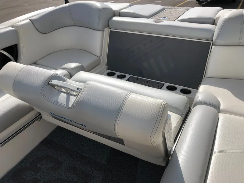 Slide: The Image of MasterCraft X23 2015 - 13