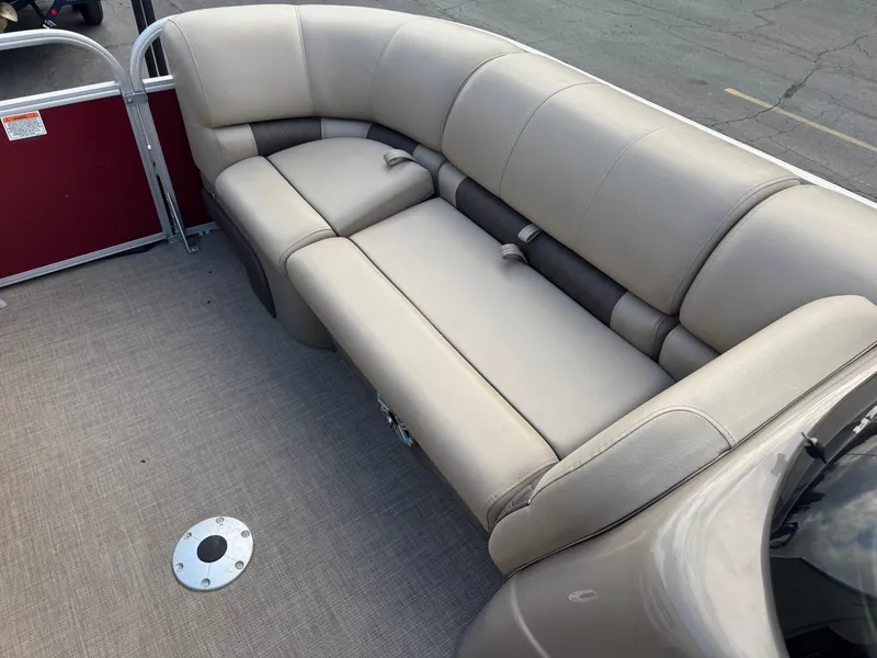 Slide: The Image of Sun Tracker 22 RF DLX 2023 - 10