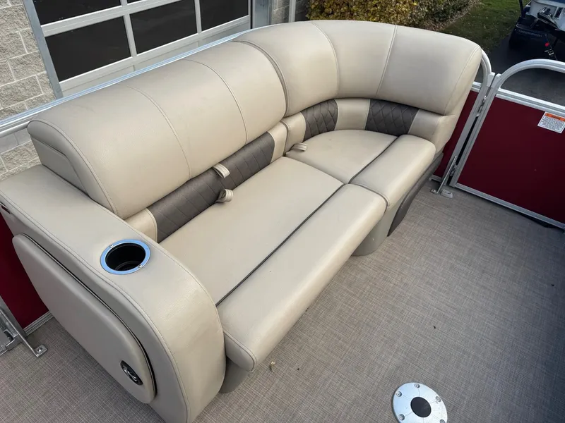 Slide: The Image of Sun Tracker 22 RF DLX 2023 - 11