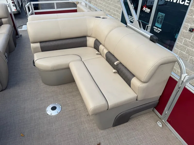 Slide: The Image of Sun Tracker 22 RF DLX 2023 - 12