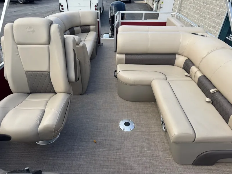 Slide: The Image of Sun Tracker 22 RF DLX 2023 - 13