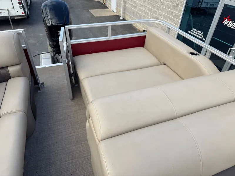 Slide: The Image of Sun Tracker 22 RF DLX 2023 - 14