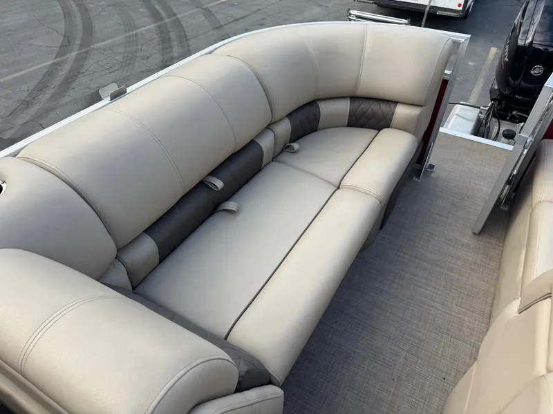 Slide: The Image of Sun Tracker 22 RF DLX 2023 - 15