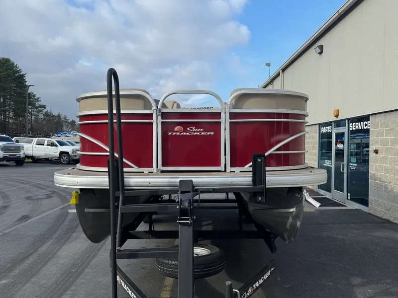 Slide: The Image of Sun Tracker 22 RF DLX 2023 - 3