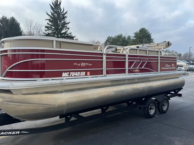 Slide: The Image of Sun Tracker 22 RF DLX 2023 - 4