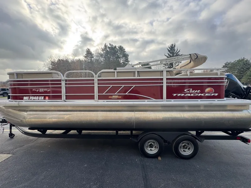 Slide: The Image of Sun Tracker 22 RF DLX 2023 - 5