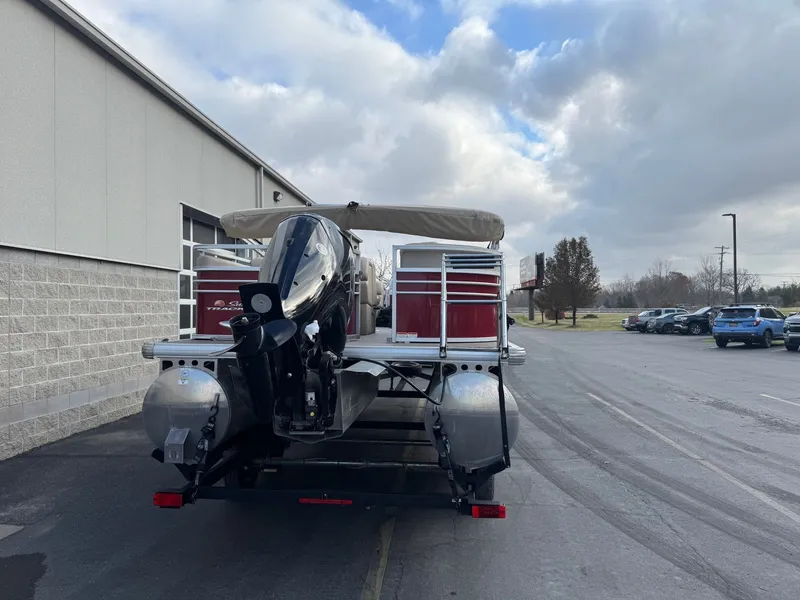 Slide: The Image of Sun Tracker 22 RF DLX 2023 - 6