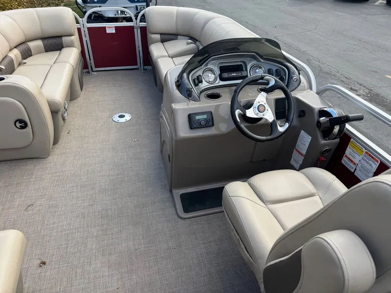 Slide: The Image of Sun Tracker 22 RF DLX 2023 - 8