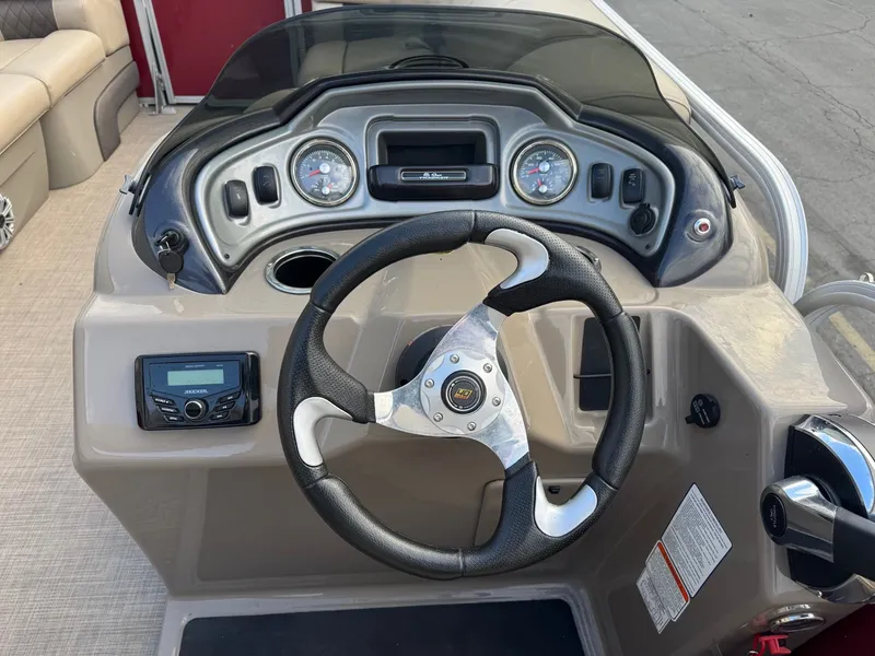 Slide: The Image of Sun Tracker 22 RF DLX 2023 - 9