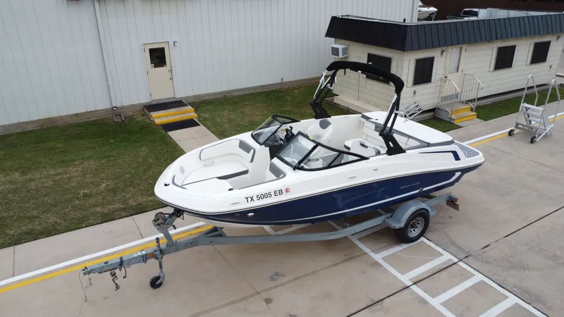 Slide: The Image of Bayliner VR5 2018 - 11