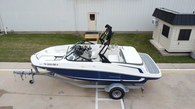 Slide: The Image of Bayliner VR5 2018 - 12