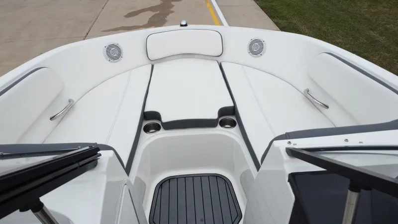 Slide: The Image of Bayliner VR5 2018 - 32