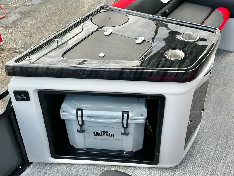 Slide: The Image of Avalon LSZ 23' Elite Windshield Triple-Toon 2026 - 19