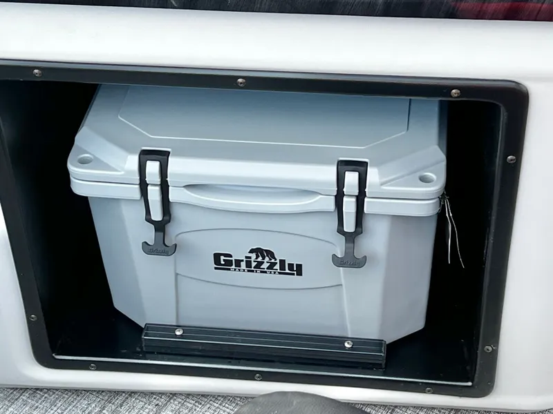 Slide: The Image of Avalon LSZ 23' Elite Windshield Triple-Toon 2026 - 20