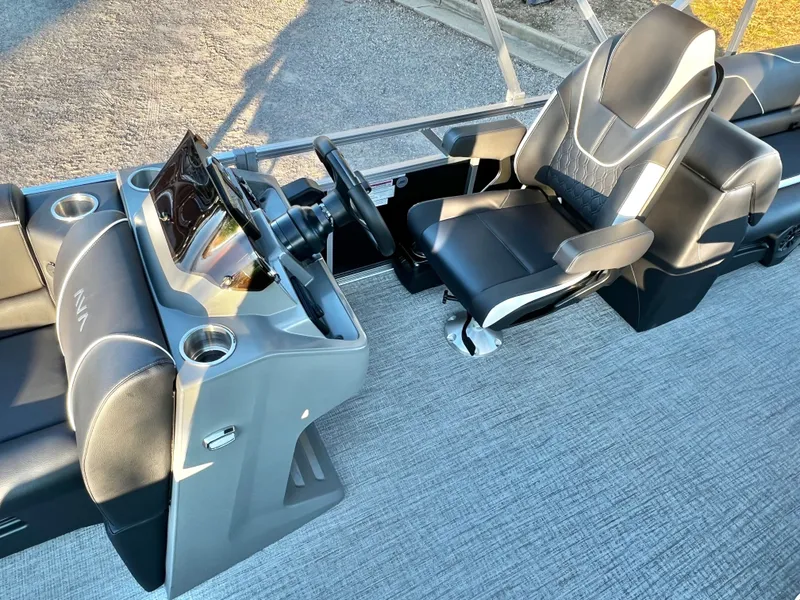 Slide: The Image of Avalon Venture 21' Quad Lounge 2026 - 11