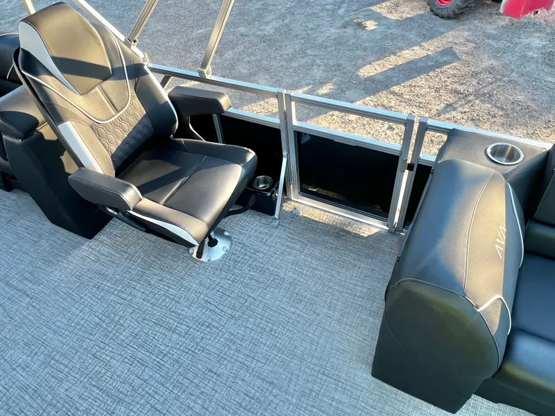 Slide: The Image of Avalon Venture 21' Quad Lounge 2026 - 12