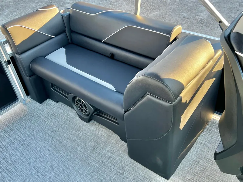 Slide: The Image of Avalon Venture 21' Quad Lounge 2026 - 15