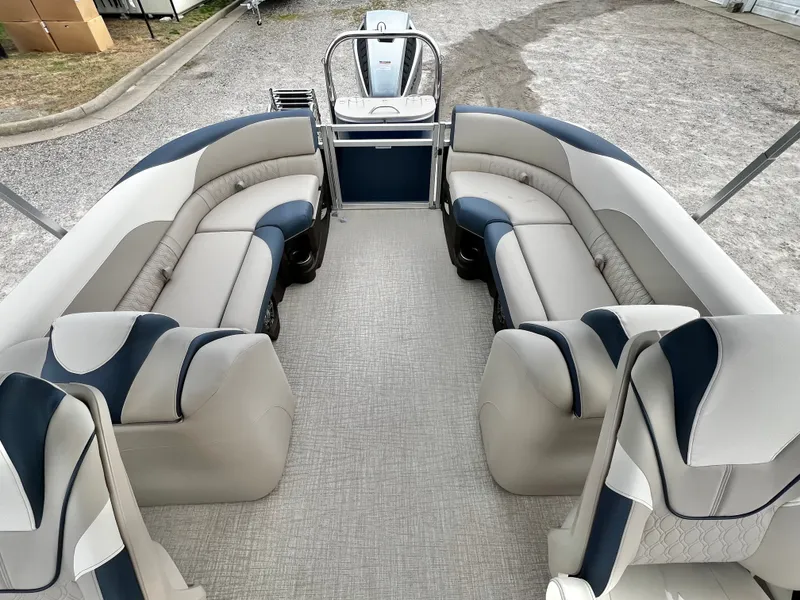 Slide: The Image of Avalon LSZ 23' Quad Lounge Triple-Toon 2026 - 14