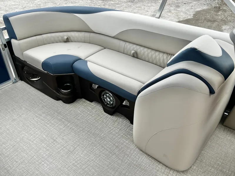 Slide: The Image of Avalon LSZ 23' Quad Lounge Triple-Toon 2026 - 16