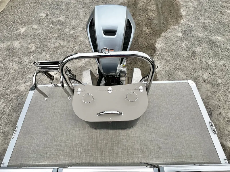 Slide: The Image of Avalon LSZ 23' Quad Lounge Triple-Toon 2026 - 17