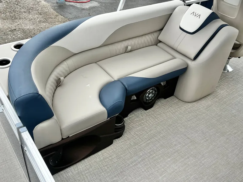 Slide: The Image of Avalon LSZ 23' Quad Lounge Triple-Toon 2026 - 19