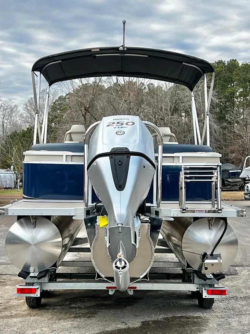 Slide: The Image of Avalon LSZ 23' Quad Lounge Triple-Toon 2026 - 4