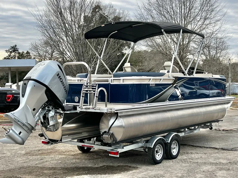 Slide: The Image of Avalon LSZ 23' Quad Lounge Triple-Toon 2026 - 5