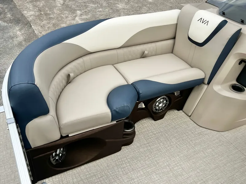 Slide: The Image of Avalon LSZ 23' Quad Lounge Triple-Toon 2026 - 9