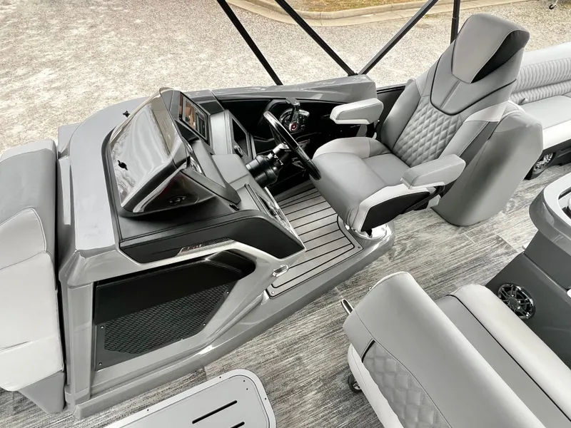 Slide: The Image of Avalon Catalina 25' Entertainer Triple-Toon 2026 - 13