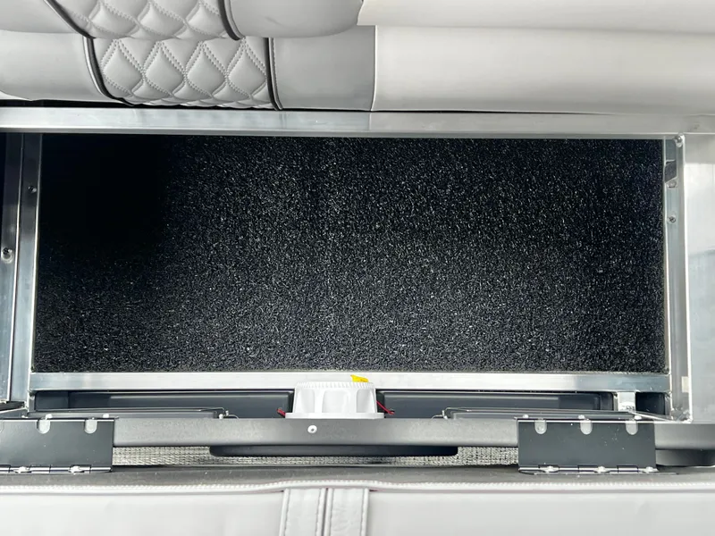 Slide: The Image of Avalon Catalina 25' Entertainer Triple-Toon 2026 - 34