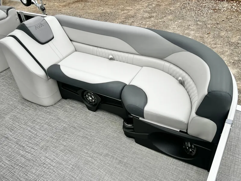 Slide: The Image of Avalon LSZ 23' Elite Triple-Toon 2026 - 10