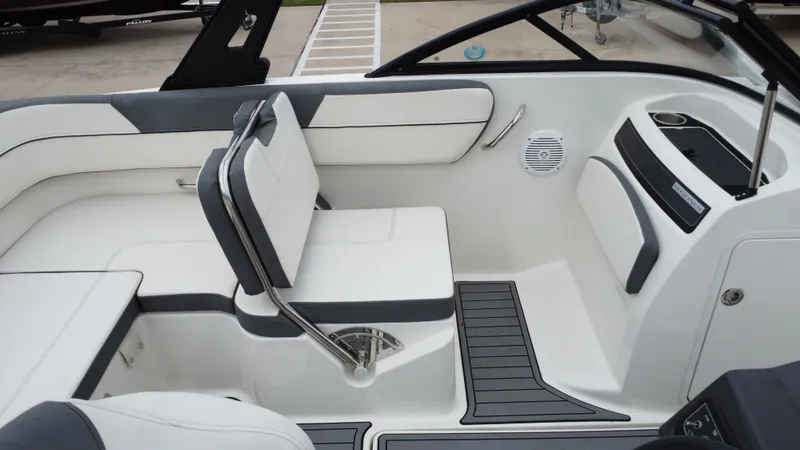 Slide: The Image of Bayliner VR5 2018 - 30