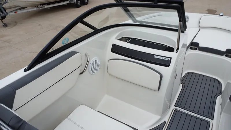 Slide: The Image of Bayliner VR5 2018 - 28